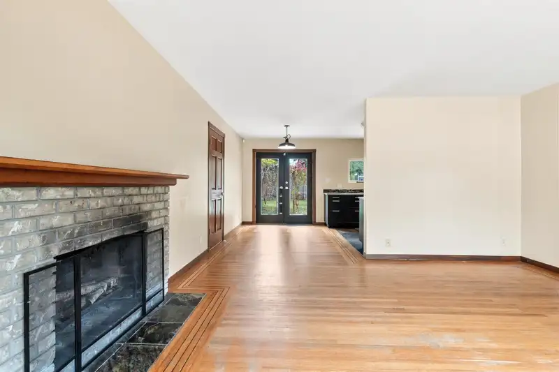 11530 95A AVENUE - photo 4 of 37