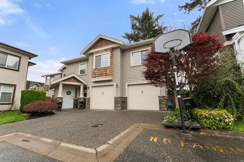 2 46238 STRATHCONA ROAD - photo 2 of 33