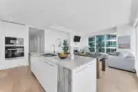 1106 1500 MARTIN STREET - thumbnail 3