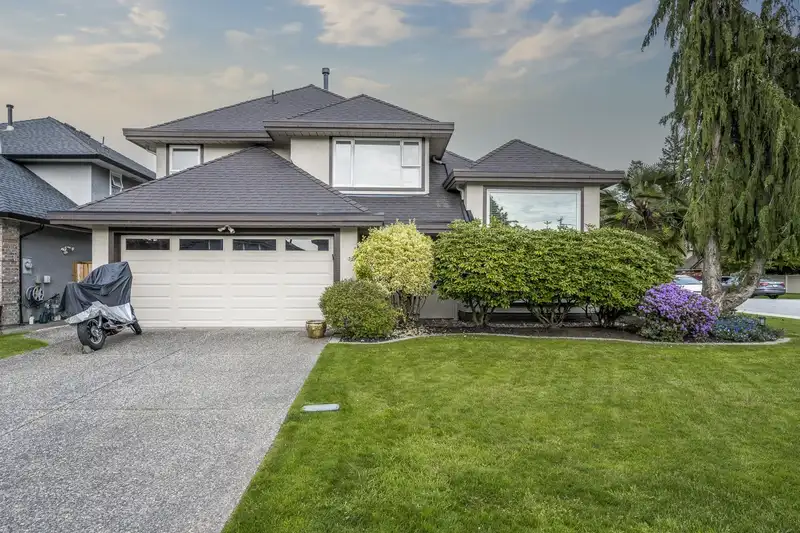 1575 SPYGLASS CRESCENT - photo 2 of 30