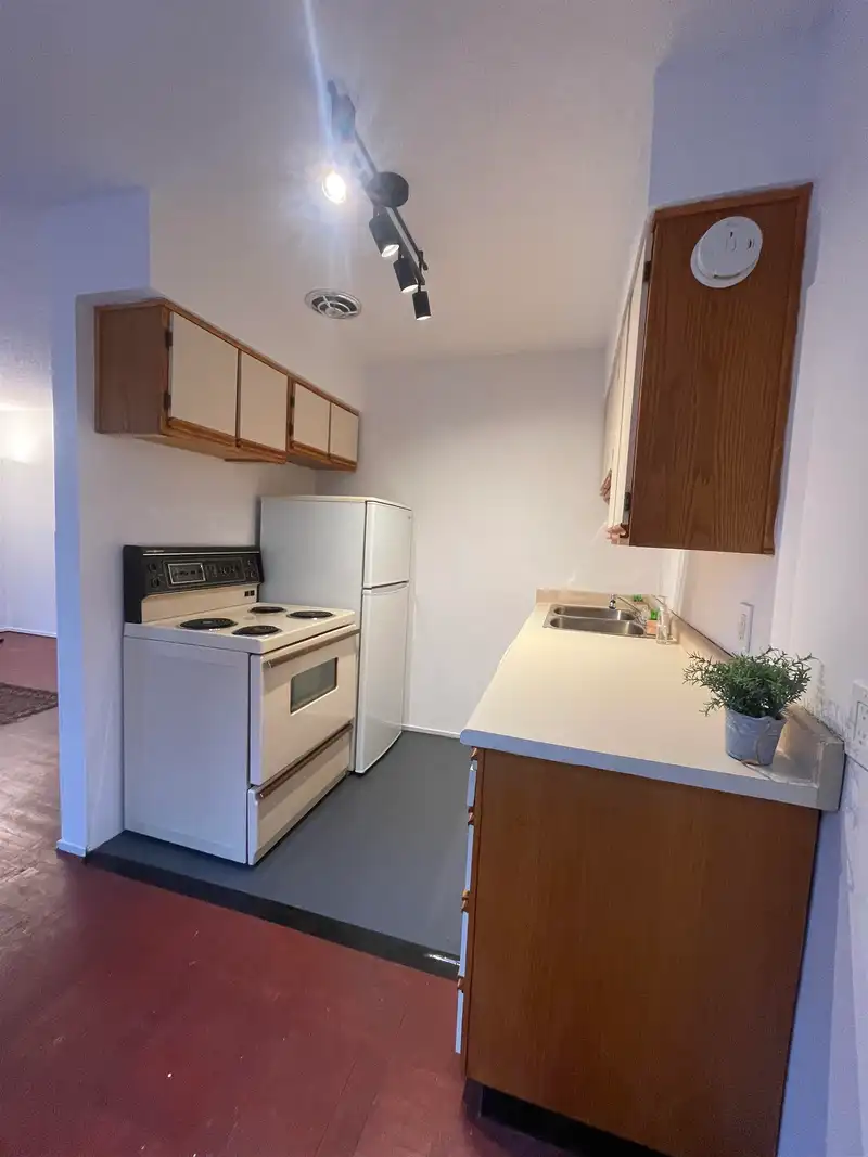210 1050 JERVIS STREET - photo 3 of 17