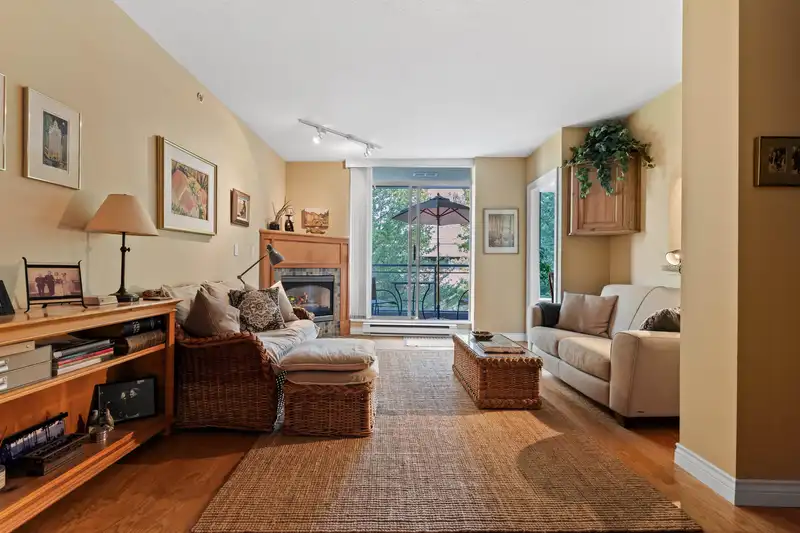 302 588 16TH STREET - photo 3 of 34