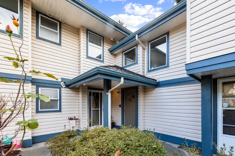 28 5666 208 STREET - photo 2 of 37
