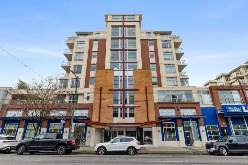 608 2228 W BROADWAY - photo 2 of 25