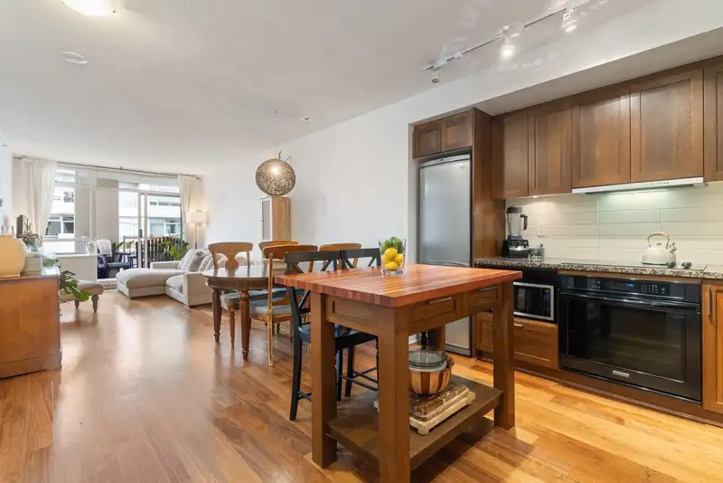608 2228 W BROADWAY - photo 3 of 25