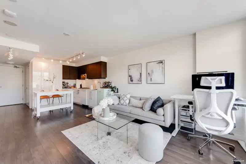 607 188 AGNES STREET - photo 1 of 26