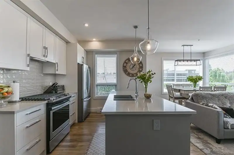 212 32838 VENTURA AVENUE - photo 1 of 40