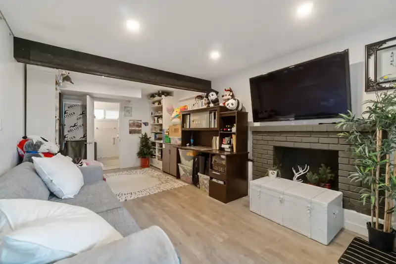 309 GLOUCESTER COURT - photo 3 of 40