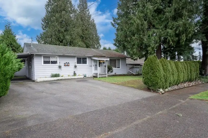 7016 141 STREET - photo 3 of 33