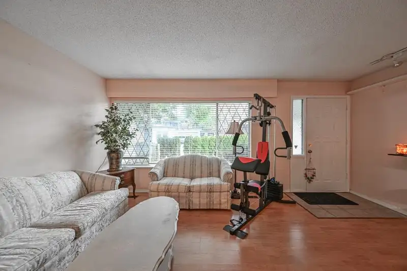 7016 141 STREET - photo 4 of 33
