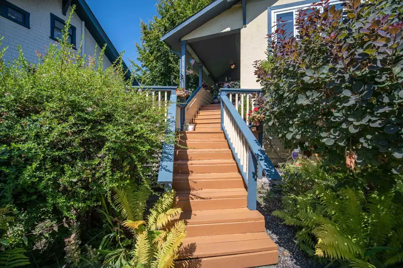 114 W KINGS ROAD - photo 3 of 40