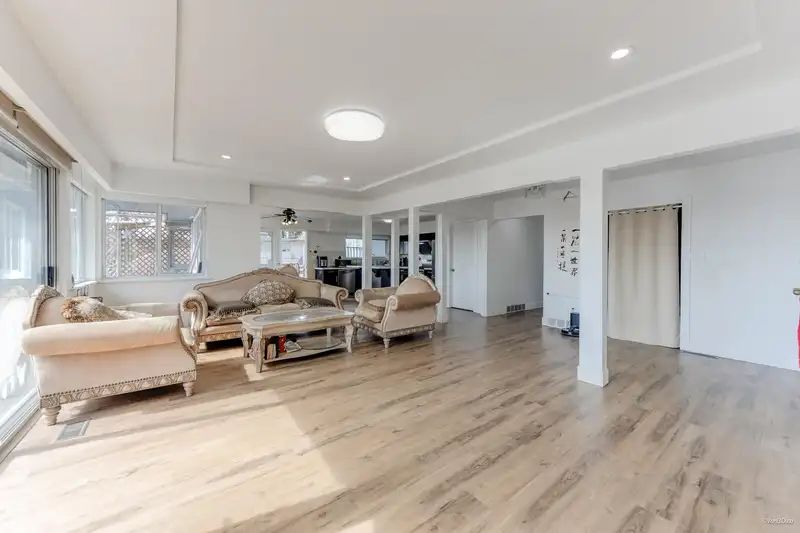 8035 NELSON AVENUE - photo 4 of 32