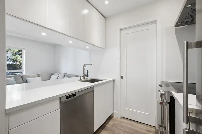302 555 W 14TH AVENUE - photo 2 of 17