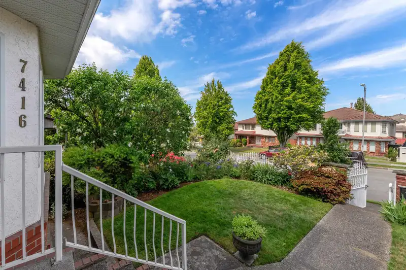 7416 JASPER CRESCENT - photo 4 of 39