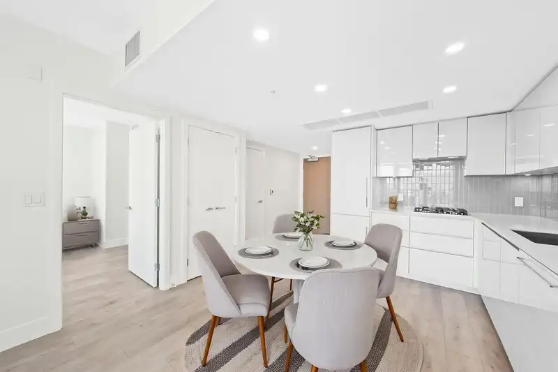 1607 10428 WHALLEY BOULEVARD - photo 3 of 37