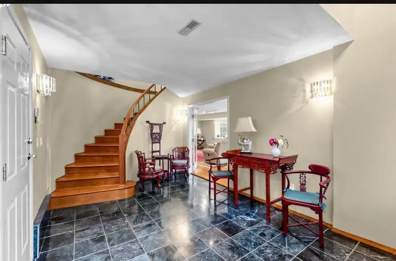 8022 LAKEFIELD DRIVE - photo 4 of 40