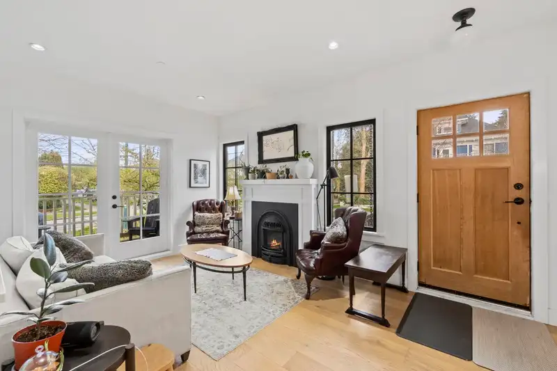 2072 KITCHENER STREET - photo 3 of 35