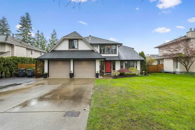 4501 BENZ CRESCENT - photo 1 of 40