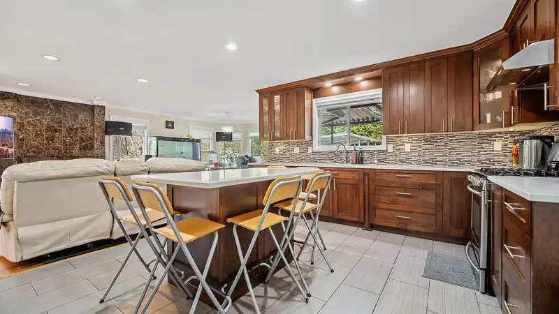 14077 84 AVENUE - photo 3 of 24