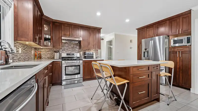 14077 84 AVENUE - photo 4 of 24