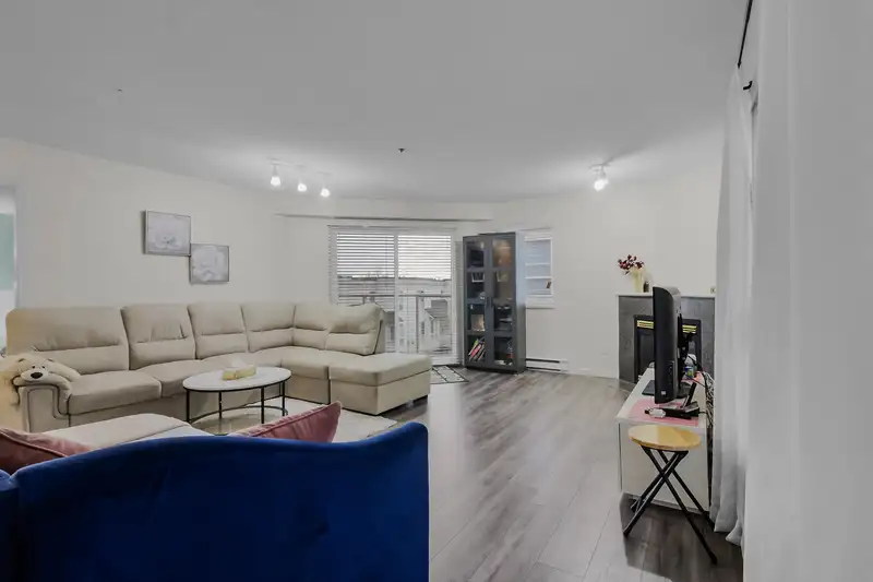 64 2727 E KENT AVENUE NORTH - photo 4 of 27