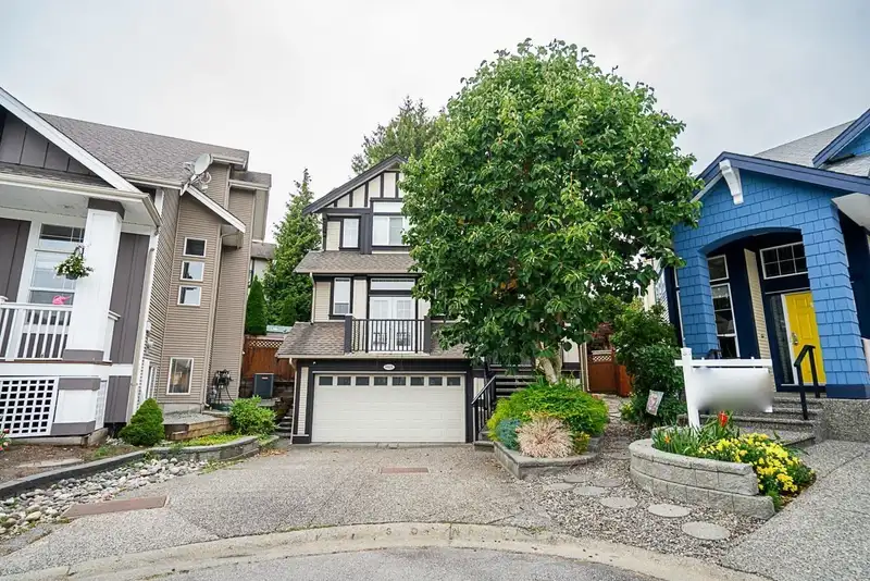 6075 165A STREET - photo 1 of 33