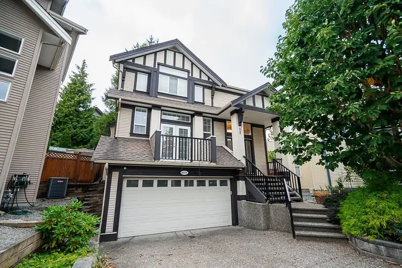 6075 165A STREET - photo 2 of 33