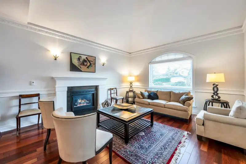 21011 45 AVENUE - photo 3 of 39