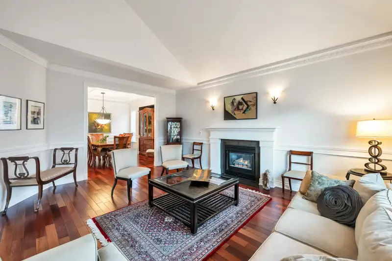 21011 45 AVENUE - photo 4 of 39