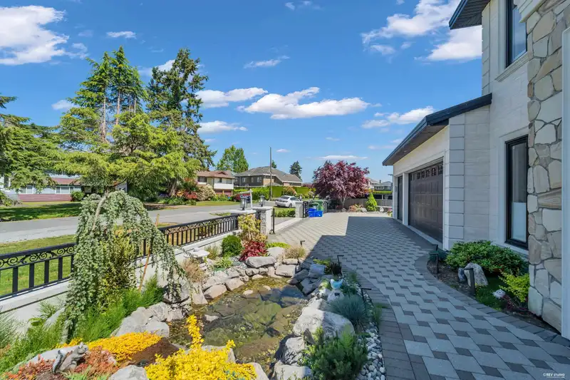 8580 CAMDEN CRESCENT - photo 4 of 39