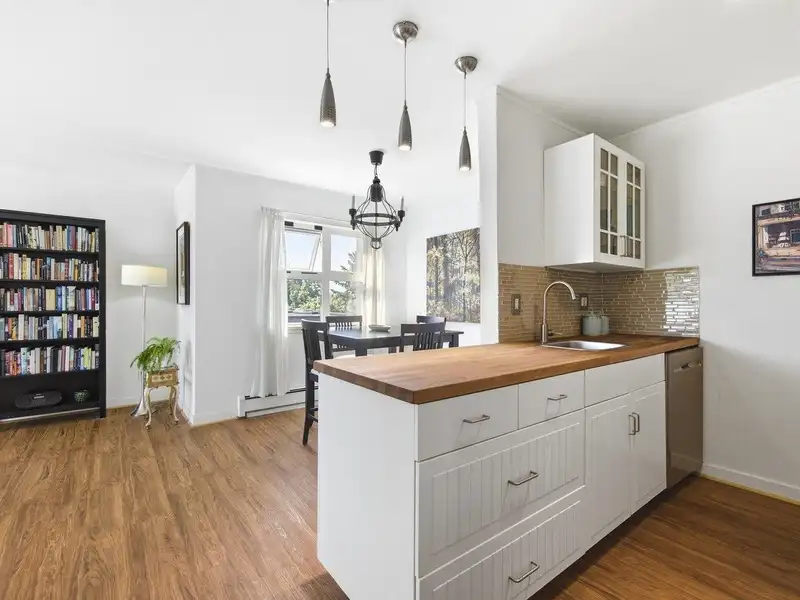 403 570 E 8TH AVENUE - photo 2 of 21
