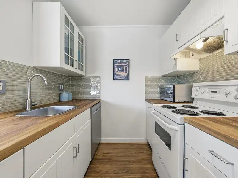 403 570 E 8TH AVENUE - photo 4 of 21