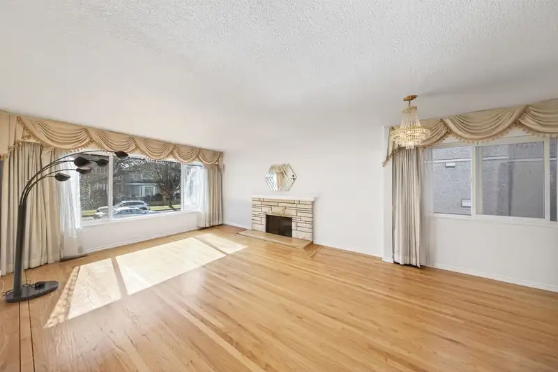 3571 E 46TH AVENUE - photo 4 of 26