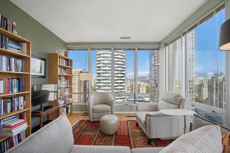 1607 989 NELSON STREET - photo 2 of 32