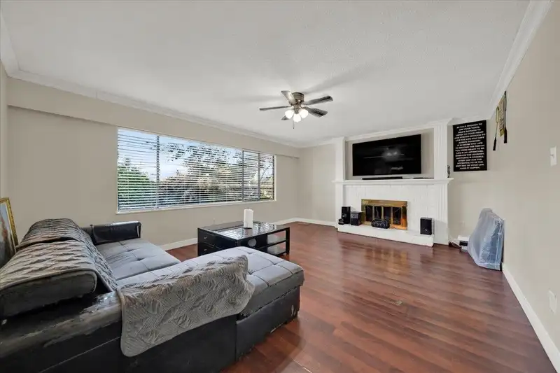 8531 116A STREET - photo 4 of 32