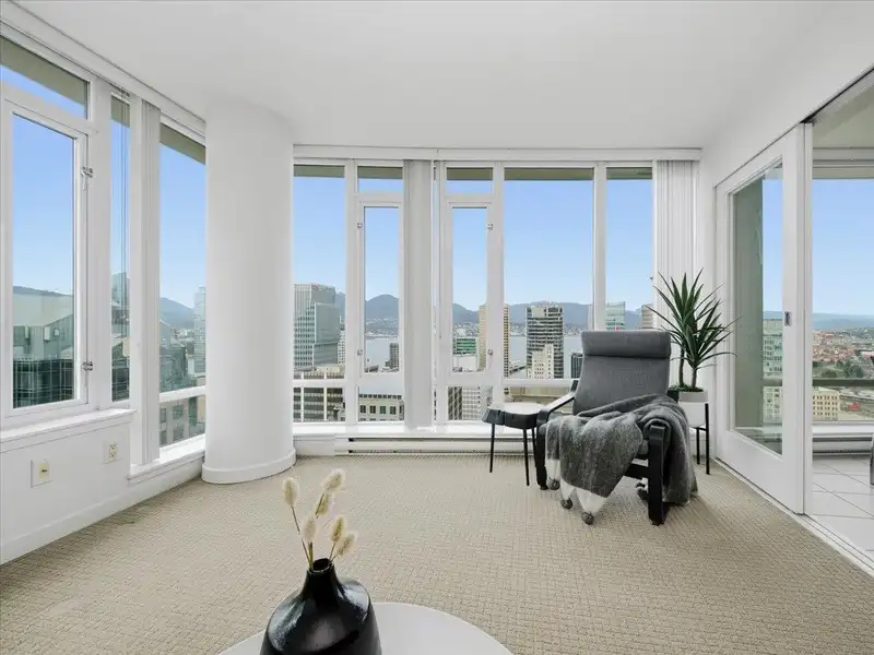 2807 610 GRANVILLE STREET - photo 2 of 31