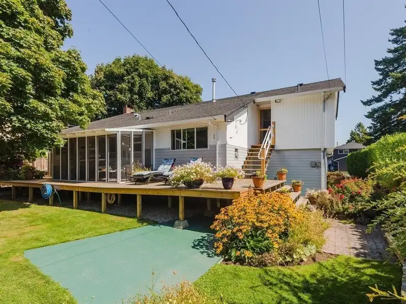 10231 AINTREE CRESCENT - photo 1 of 5