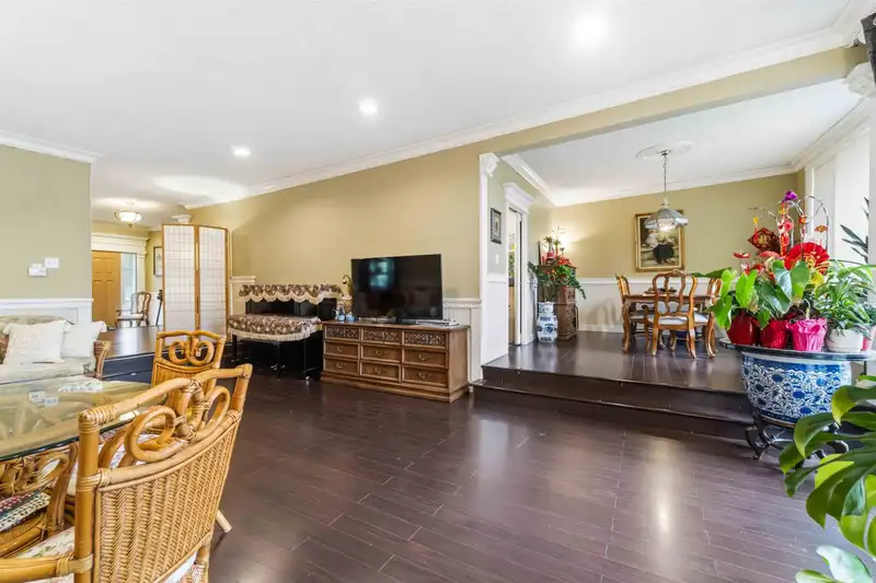 6389 FREMLIN STREET - photo 4 of 27