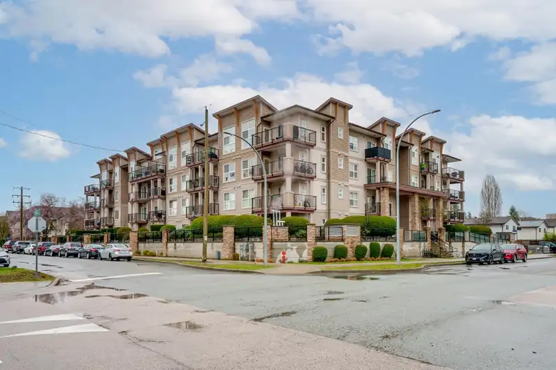 208 20175 53 AVENUE - photo 1 of 30