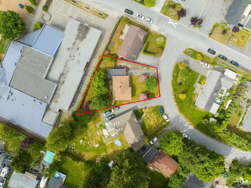 2280 ALEXANDER CRESCENT - photo 2 of 12