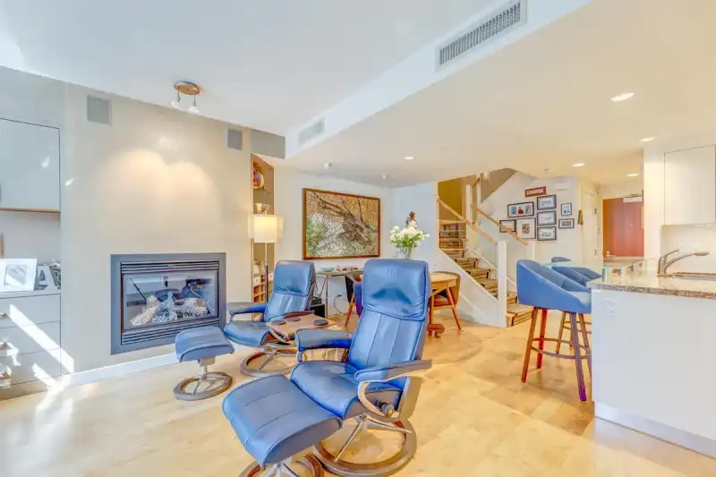 TH29 1295 W CORDOVA STREET - photo 1 of 37