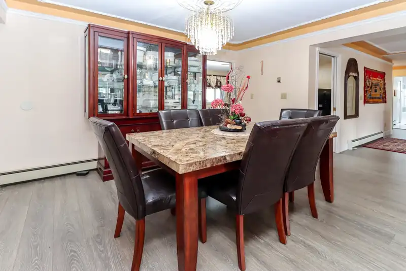 7176 124 STREET - photo 3 of 6