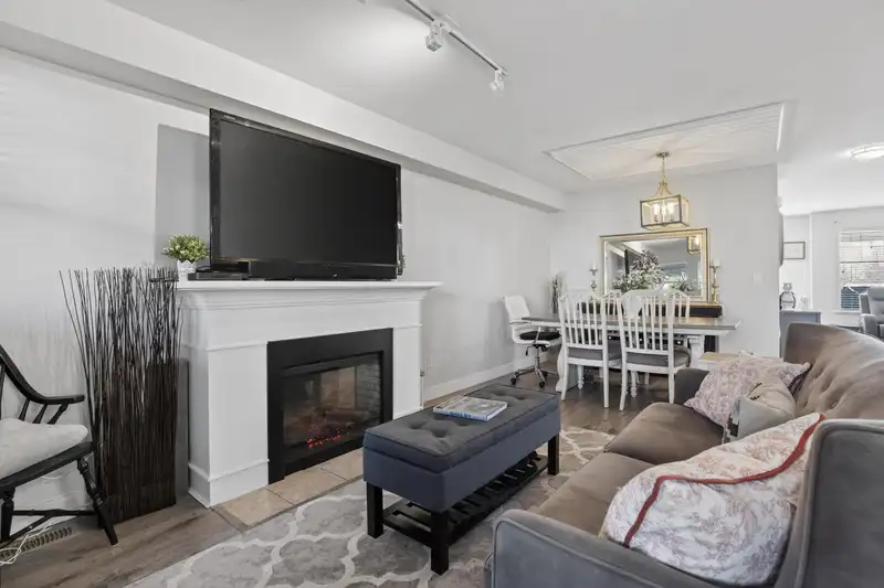 13 6568 193B STREET - photo 1 of 38