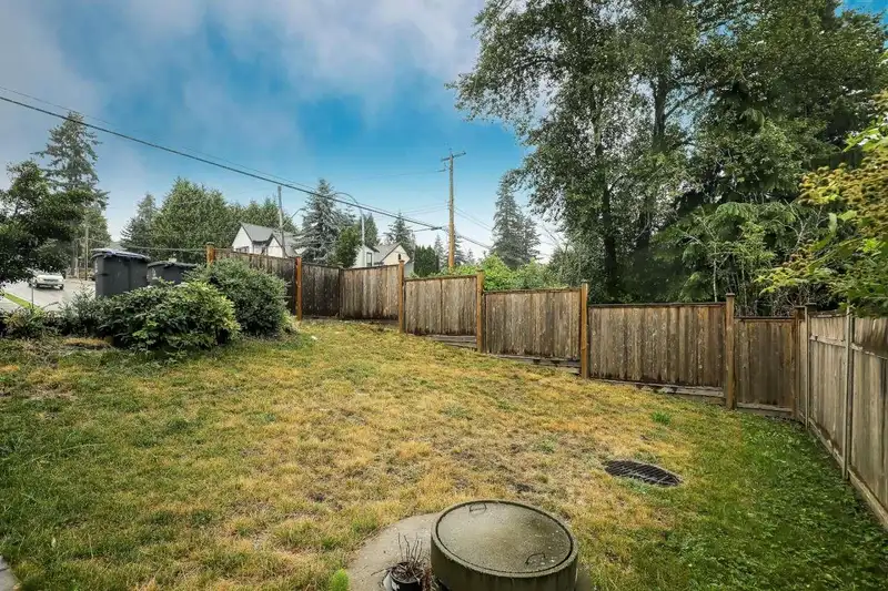 14188 68 AVENUE - photo 3 of 34