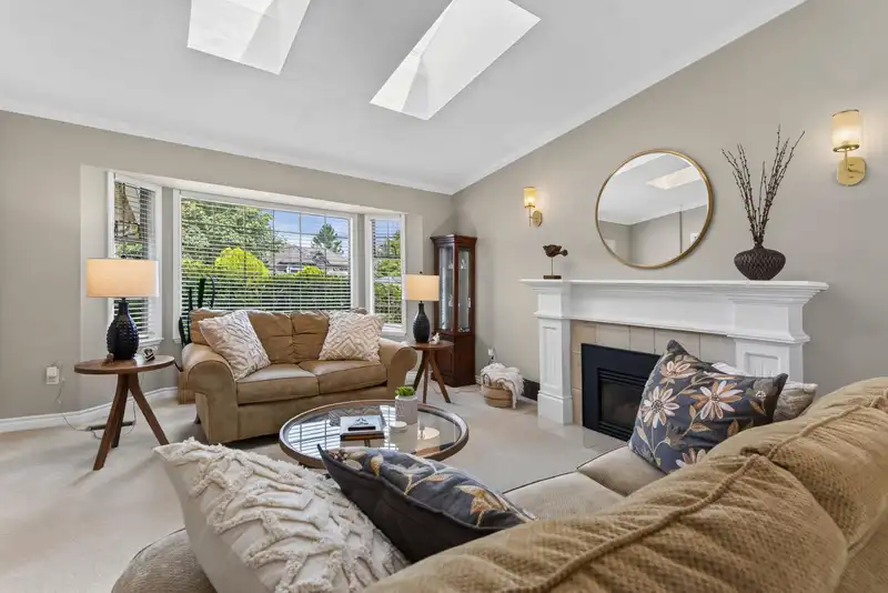 16366 94 AVENUE - photo 4 of 40