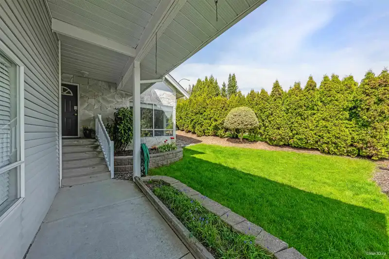 532 RIVERVIEW CRESCENT - photo 4 of 40
