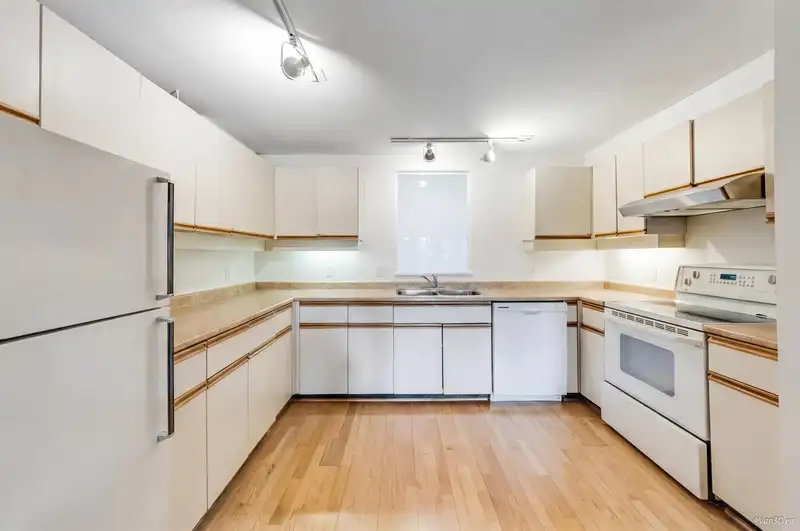 5-1 550 BEATTY STREET - photo 2 of 28
