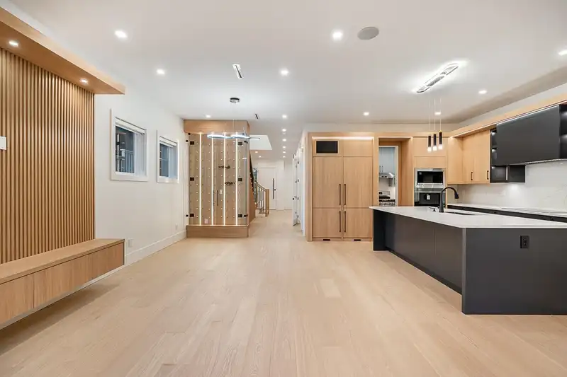 2208 ST GEORGE STREET - photo 2 of 40