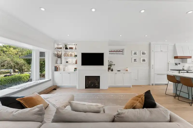 1250 E 11TH AVENUE - photo 2 of 35