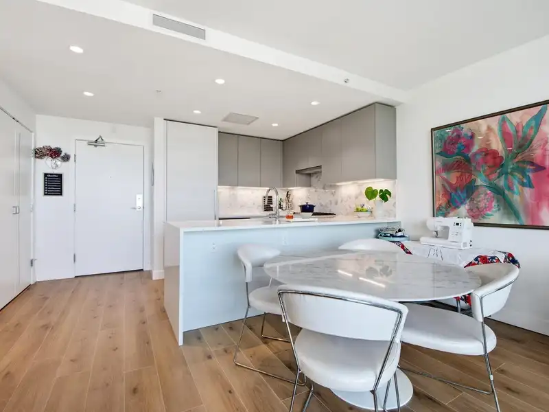 1304 8188 FRASER STREET - photo 4 of 21